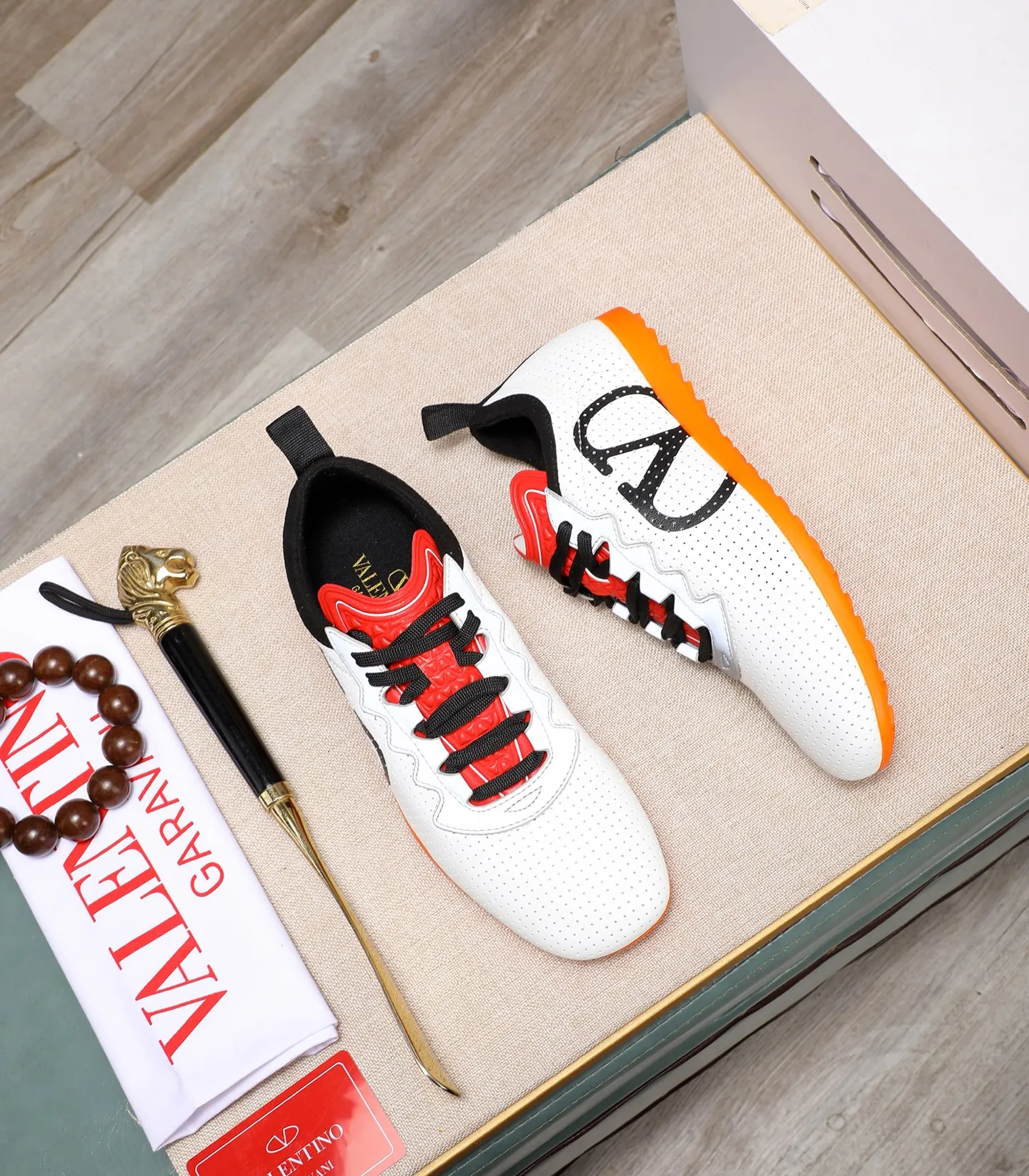 Men's Men's Shoes 💰620 VALENTINO 🌹🌹🌹2025 Valentino's latest spring sneakers! The counter 🔥 recommends RUNBOOT, which is lightweight and comfortable. It has a multi-functional design that integrates blue sneakers, running shoes, and fashionable sneakers to create a cool on-foot effect. ♥️♥️Fashionable sneakers that are sought after by many popular celebrities and fashion influencers♥️♥️. 👉All-round original 1:1 high-end production 👉Fabrics: Two options: delicate, soft and comfortable eyelet lambskin and high-end technical fabrics 👍Super soft suede special lining inside 👍Outsole wear-resistant TPU material 👍Full set of original counter packaging